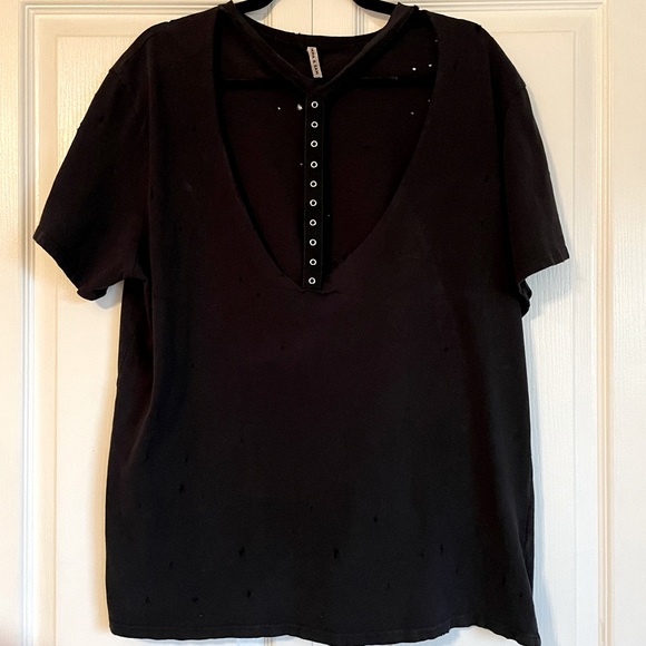 EUC Women’s Emma & Sam Short Sleeve Distressed Tee in Black  - Medium - Picture 1 of 8